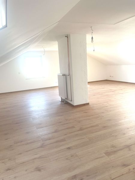 Bitte nur Mailanfragen: Großzügige sanierte schöne Wohnung im 2. OG (DG)